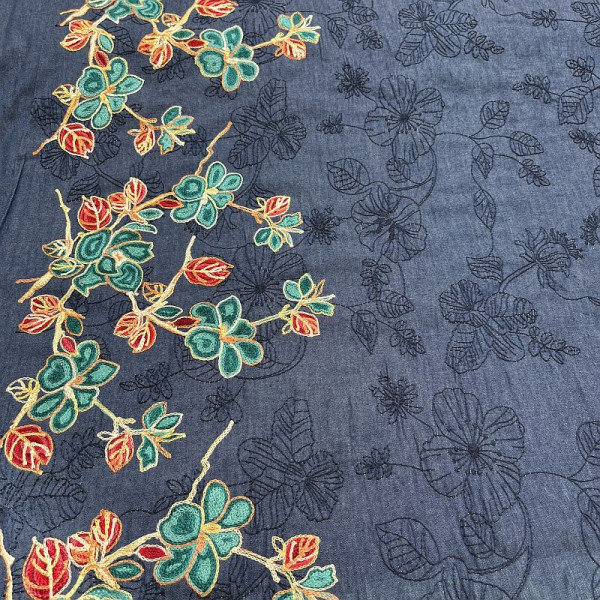 Let denim med broderi langs kanten