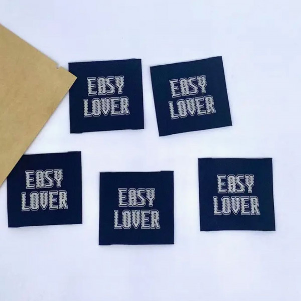Vævet etiket "Easy Lover" 35 x 35 mm