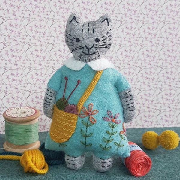Craftkit "Mrs. Cat loves knitting" fra Corinne Lapierre