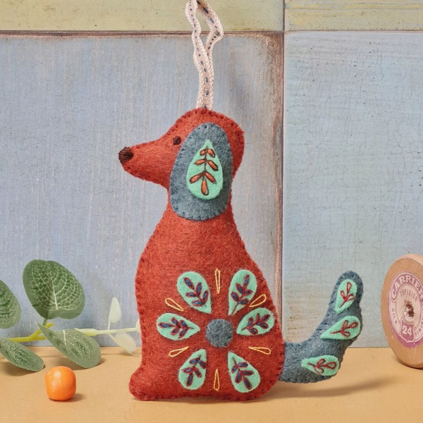 Craftkit "Folk Embroidered Dog" fra Corinne...