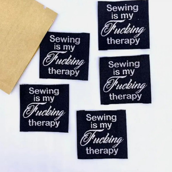 Vævet etiket "Sewing is my Fucking therapy" 35...