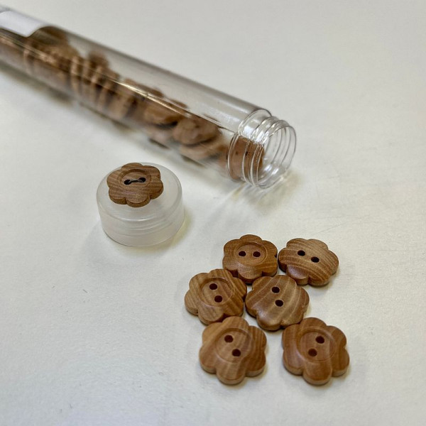 2-hul-knap "Træknap blomst natur" Ø ca. 15 mm