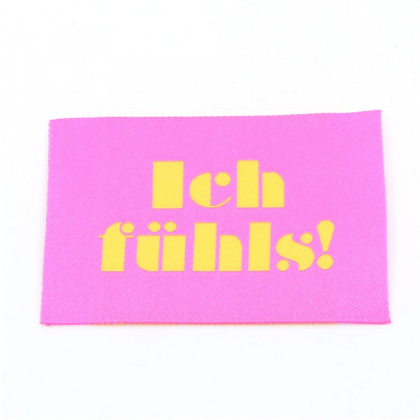Vævet etiket "Ich fühls!" 57 x 38 mm