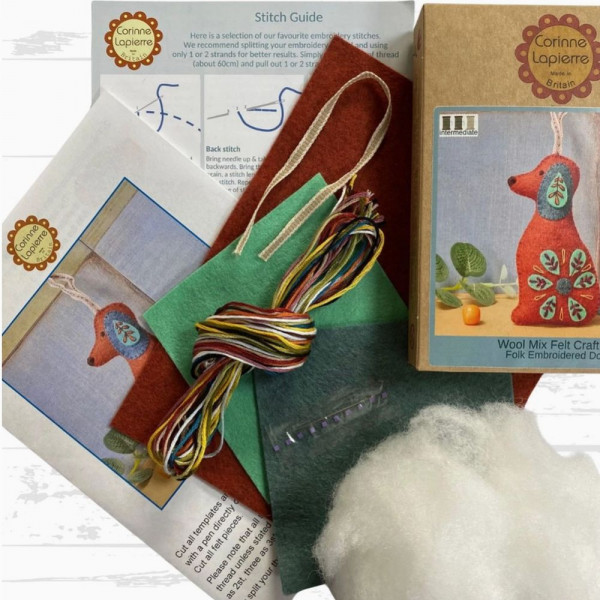 Craftkit "Folk Embroidered Dog" fra Corinne Lapierre