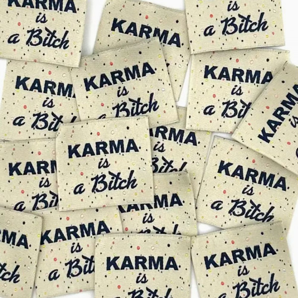 Vævet etiket "Karma ia a Bitch" 35 x 35 mm