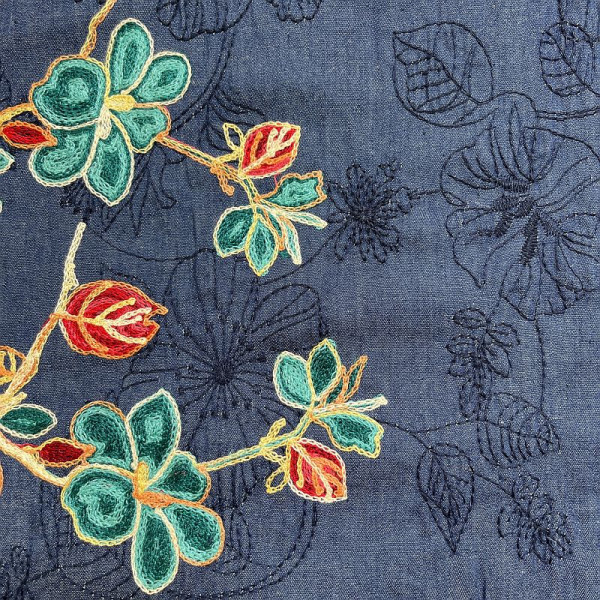 Let denim med broderi langs kanten