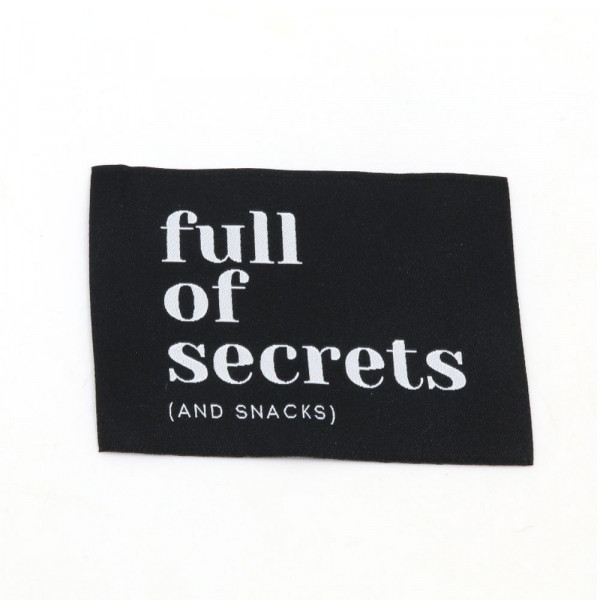 Vævet etiket "Full of secrets (ans snacks)" 60...