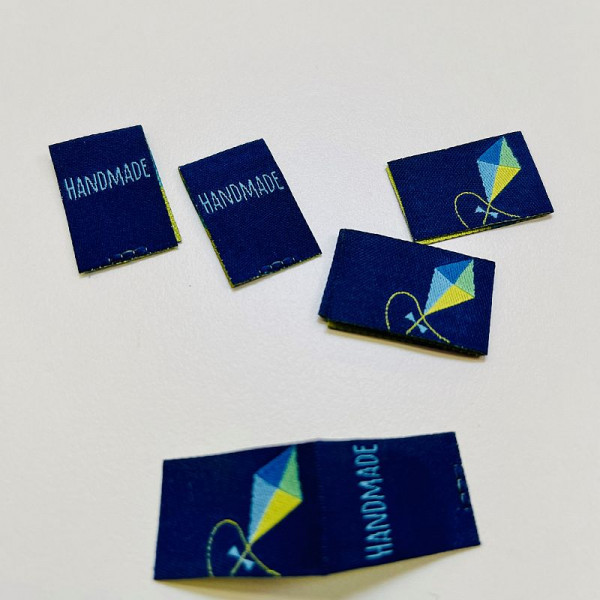 Vævet etikett "Drage blå" 18 x 27 mm