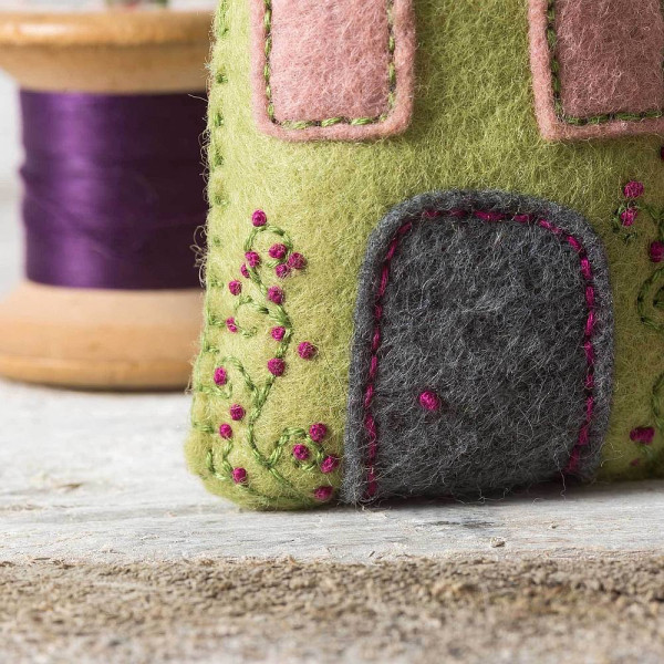 Große Stickpackung "Lavender houses" von Corinne Lapierre