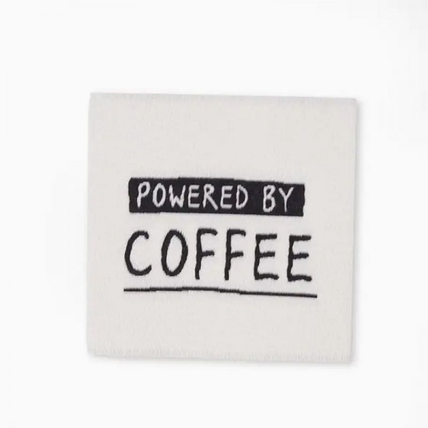 Vævede stofmærker "Powered by coffe" 35 x 35 mm