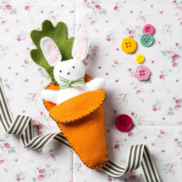 DIY-Kit "Felt Bunny in Carrot Bed" von Corinne...