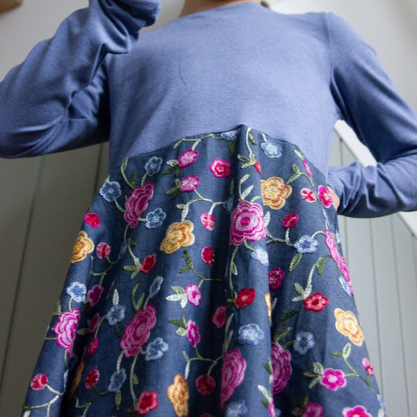 Let denimstof med farverige broderie "Jasmin"