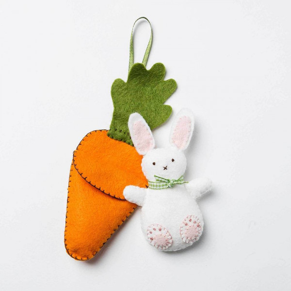 DIY-Kit "Felt Bunny in Carrot Bed" von Corinne Lapierre