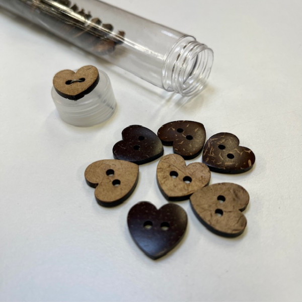 2-hul-knap "To-farvet hjerte" Ø ca. 18 mm