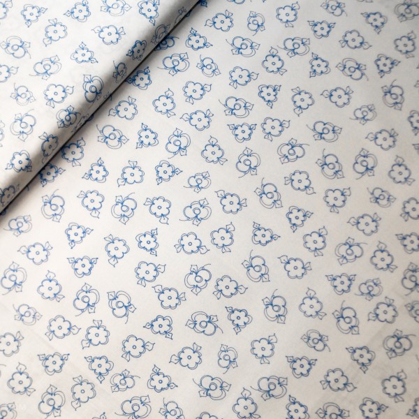 Bomuld “Flora Bleu blomster hvid“ by Loralie