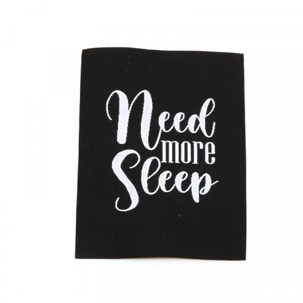 Vævet etiket "Need more Sleep" 60 x 80 mm