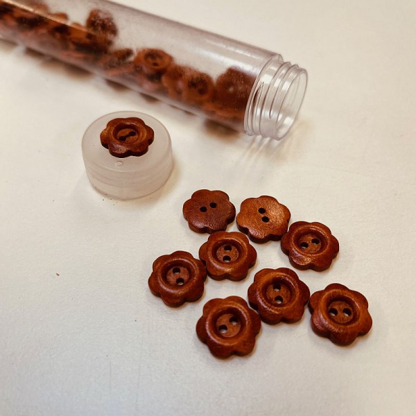 2-hul-knap "Træknap blomst rødbrun" Ø ca. 15 mm